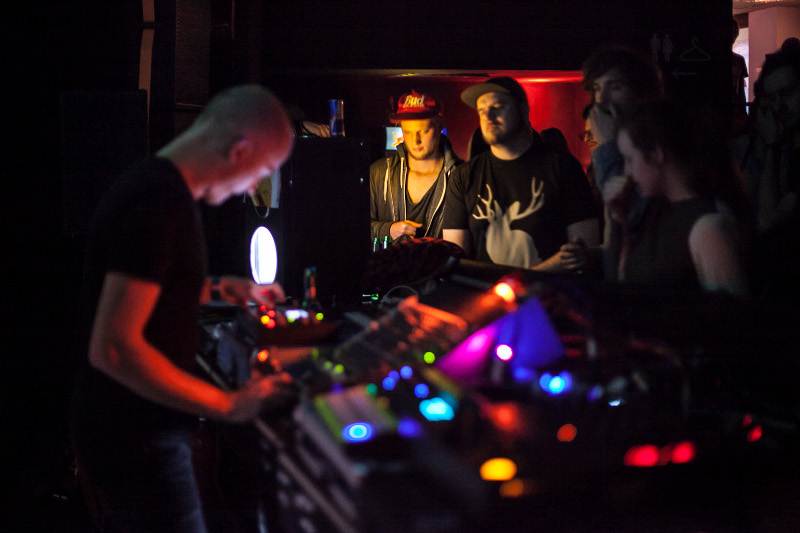 LUNCHMEAT WARM UP - KANGDING RAY - Pátek 11. 4. 2014