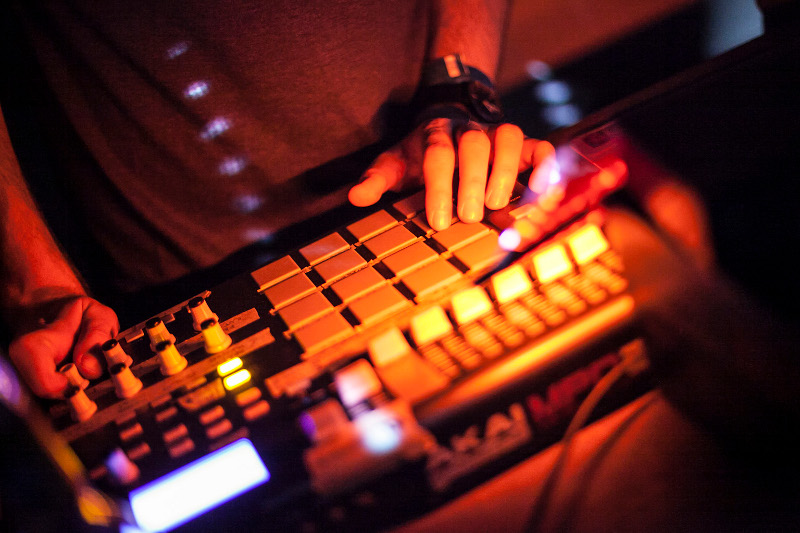 LUNCHMEAT WARM UP - KANGDING RAY - Pátek 11. 4. 2014