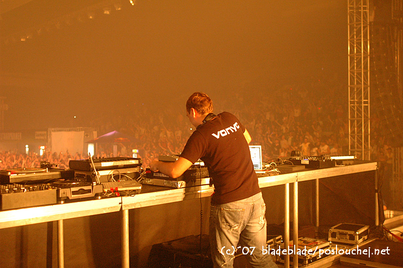 IN BETWEEN ALBUM TOUR - Pátek 14. 9. 2007