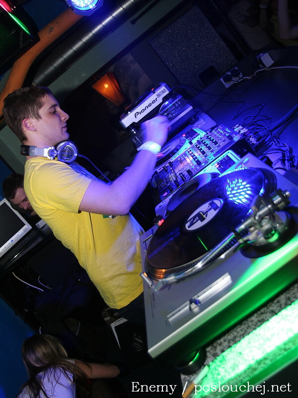 HOUSEWARS - Pátek 21. 3. 2008