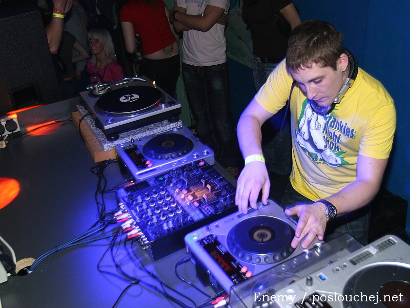 HOUSEWARS - Pátek 21. 3. 2008