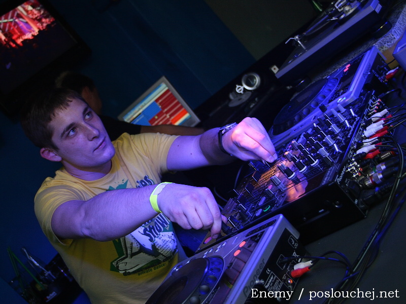 HOUSEWARS - Pátek 21. 3. 2008