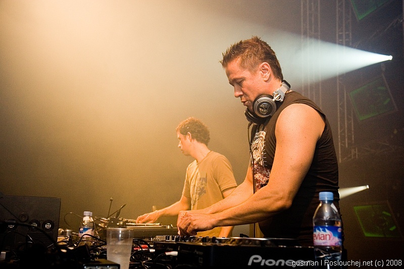 ELECTRONIC CONNECTION - Pátek 2. 5. 2008