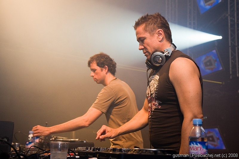 ELECTRONIC CONNECTION - Pátek 2. 5. 2008