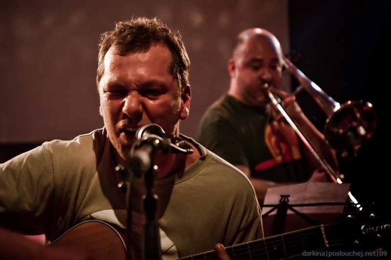 BAUMAXA + Hněddé smyčce – křest nového CD „Desperanto“ - Středa 1. 4. 2009