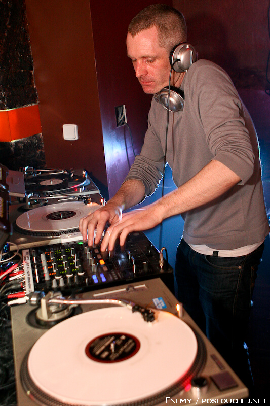 DELUXE - Čtvrtek 14. 5. 2009