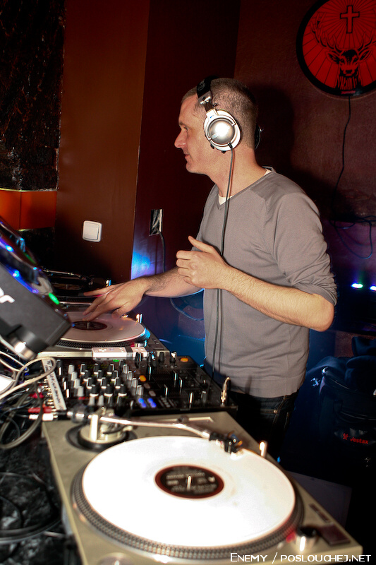 DELUXE - Čtvrtek 14. 5. 2009