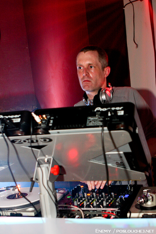DELUXE - Čtvrtek 14. 5. 2009