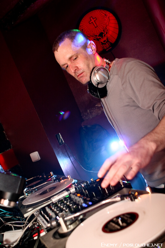 DELUXE - Čtvrtek 14. 5. 2009