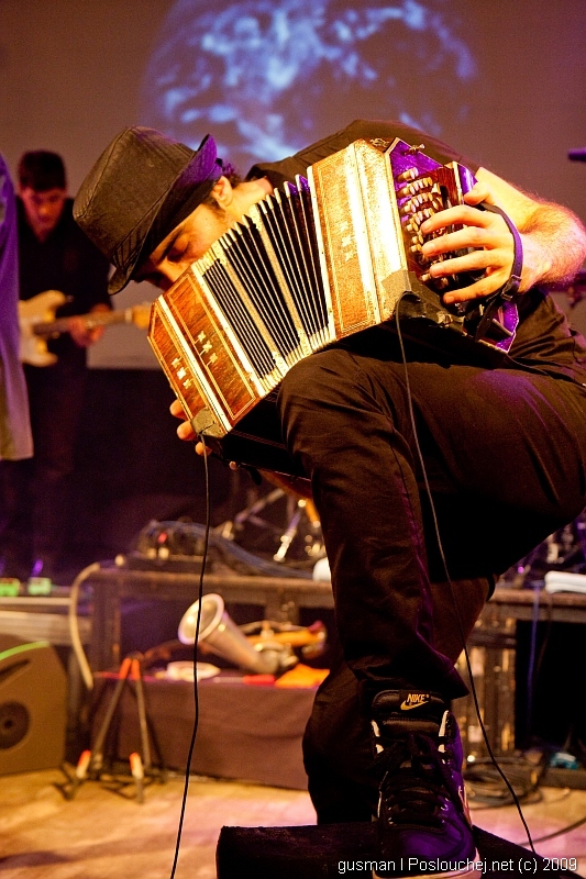 koncert: BAJOFONDO - Úterý 21. 7. 2009