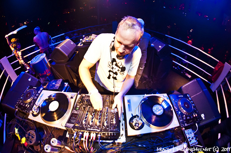 DECADANCE – BACK TO CZECH! - Pátek 4. 11. 2011