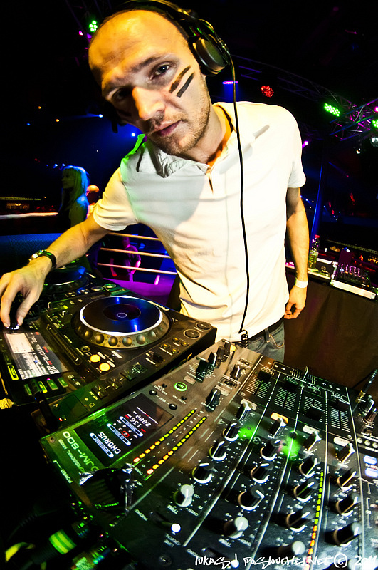 DECADANCE – BACK TO CZECH! - Pátek 4. 11. 2011