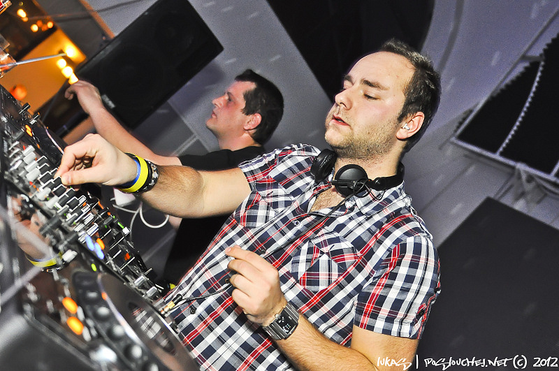 OXYGEN PURE TECHNO NIGHT - Sobota 28. 4. 2012