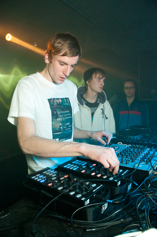 COME IN PRESENTS CITY WITH SAM PAGANINI - Sobota 8. 12. 2012