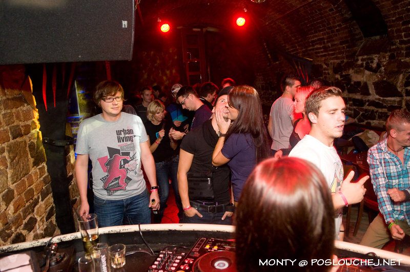 MANIACS  - Pátek 28. 9. 2012