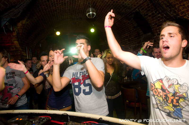 MANIACS  - Pátek 28. 9. 2012