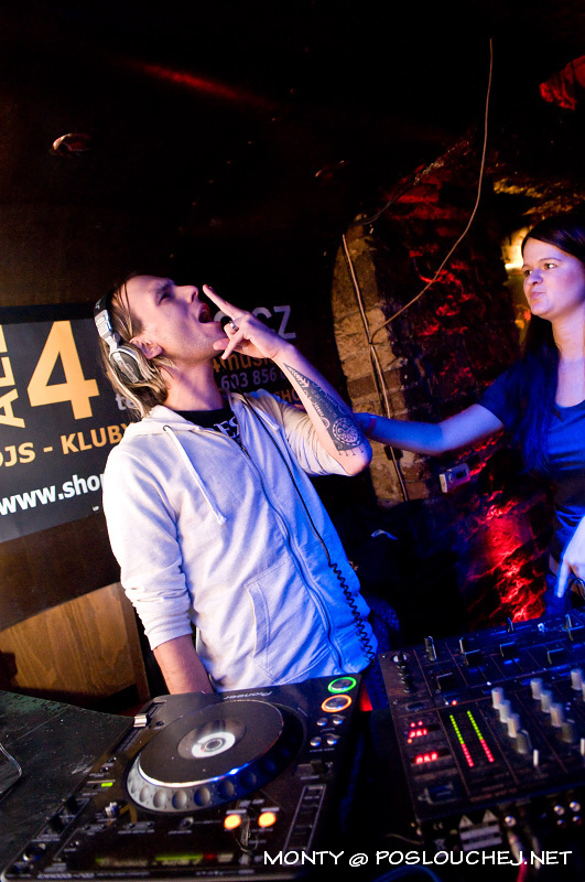 MANIACS  - Pátek 28. 9. 2012