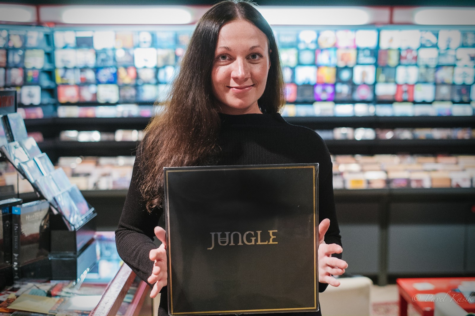 Vendula s deskou Jungle v Musictown Record Store