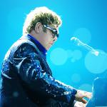 Elton John vystoupí v pražské O2 areně